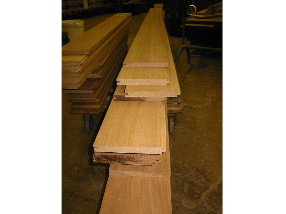 Die Bretter erhalten Nut und Feder. Der Schlitz links ist die Nut, der herausstehende Teil rechts die Feder.